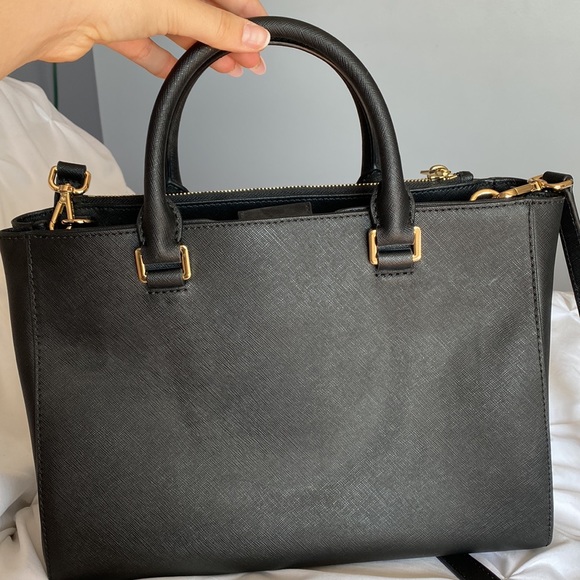 Michael Kors bag from outlet. Great condition, comes with matching wallet 🫶🏻 - Picture 2 of 8